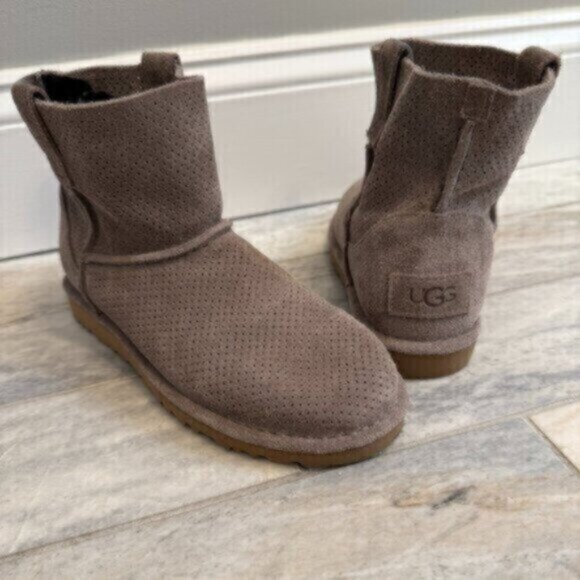 UGG women's size 6 Classic Mini Perf Winter Boots 1016852 Tan - Picture 1 of 7